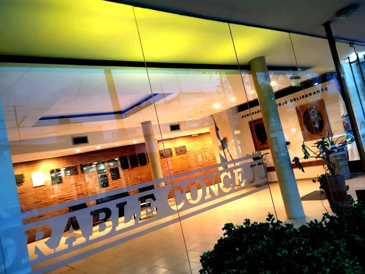 El HCD de amarillo
