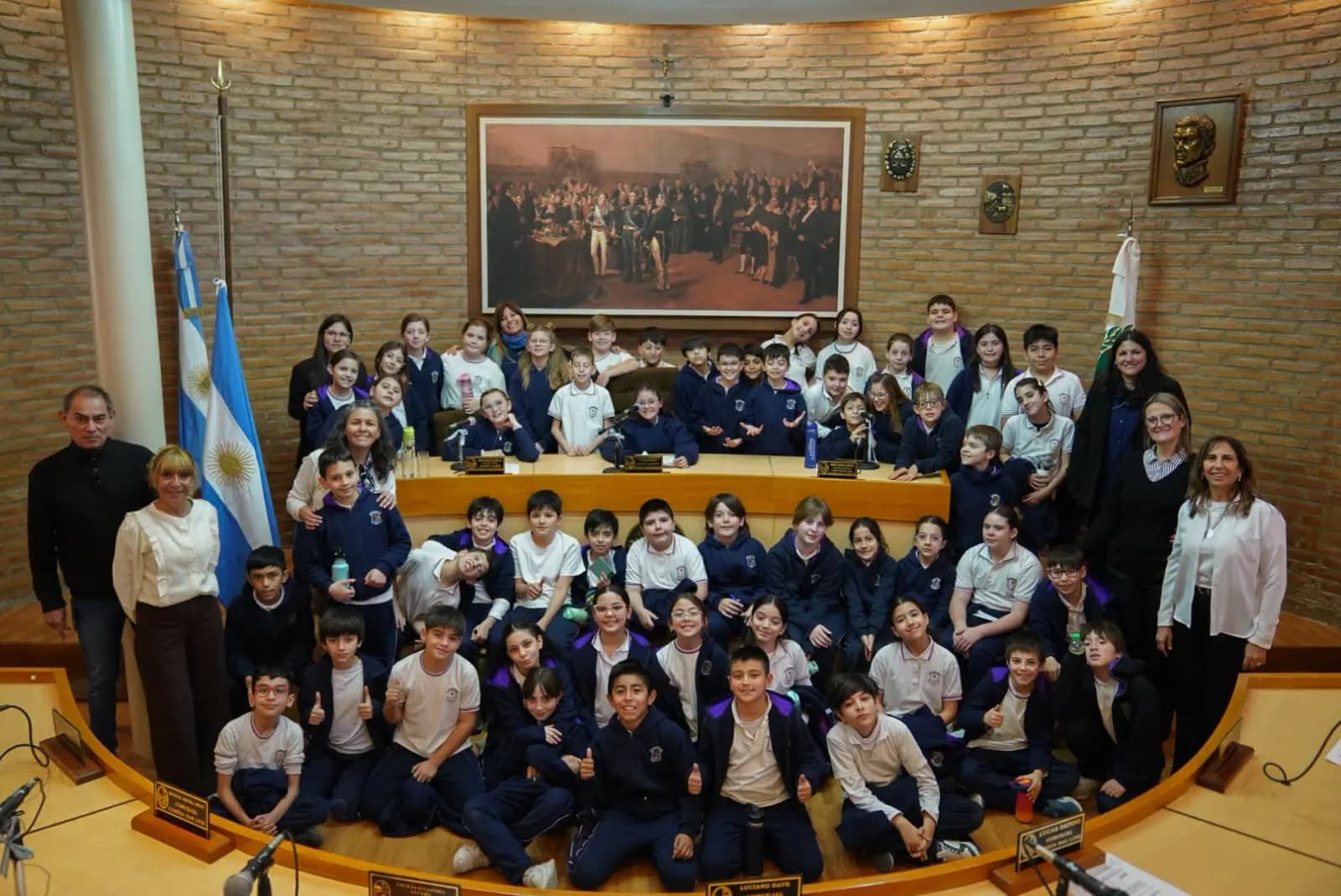 Estudiantes visitan el recinto del HCD